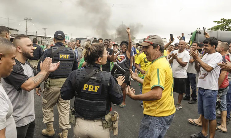 Multas a manifestantes que bloqueiam estradas já chegam a R$ 18 milhões, diz PRF