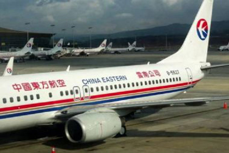 Avião com 132 pessoas a bordo cai em região montanhosa no sul da China