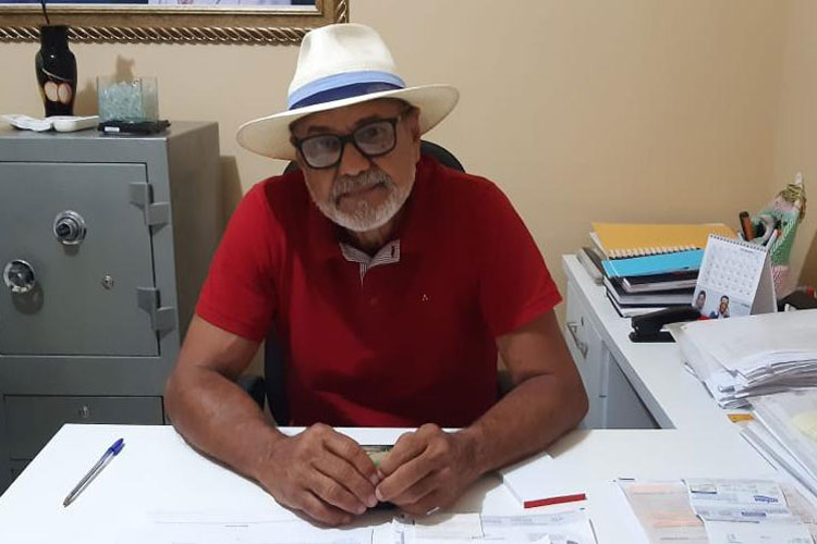 Professor aposentado Genival Moura cai de telhado de hotel em Brumado