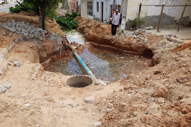 Brumado: Esgoto estoura, invade casas e obras paradas geram transtornos na Vila Presidente Vargas