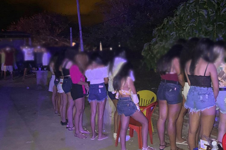 Festa clandestina com mais de 100 pessoas, muita bebida e drogas é encerrada na zona rural de Brumado