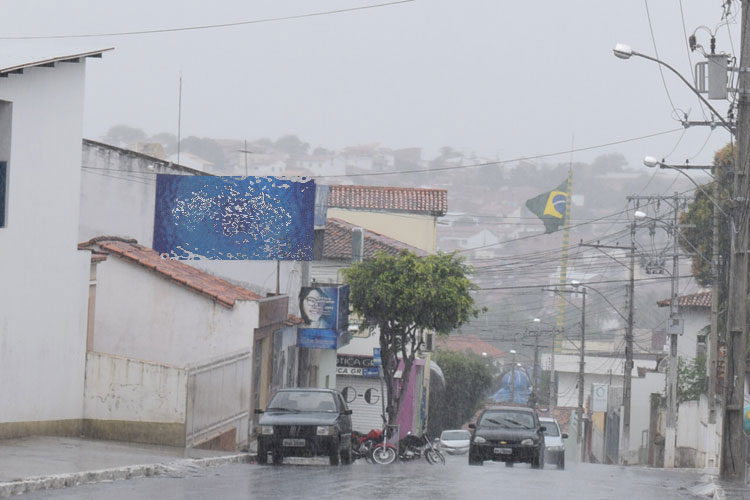 Frio e chuva fazem brumadenses retirarem os casacos dos armários