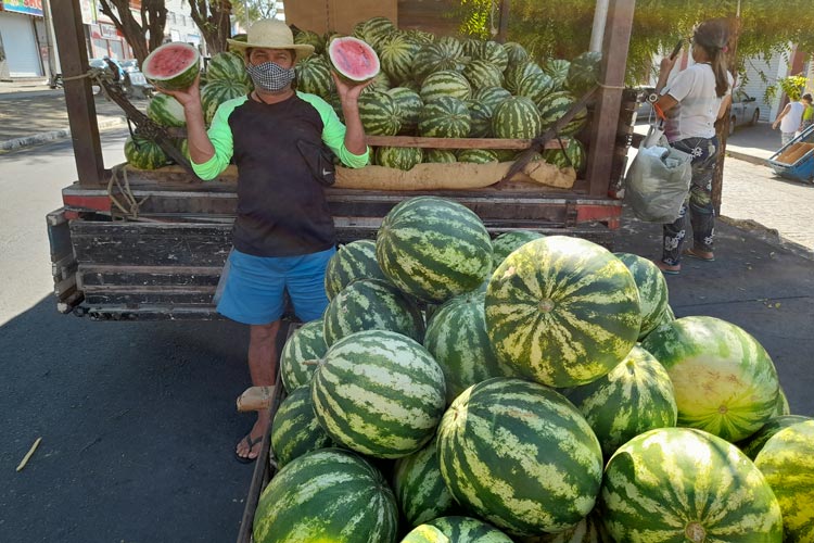 Com produção em alta, melancia se torna fruto mais consumido com elevação da temperatura em Brumado