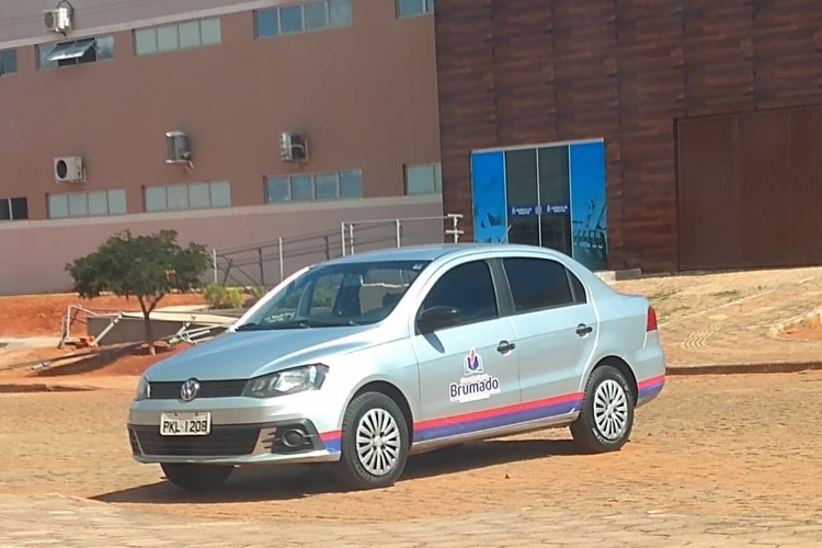 Carro da Câmara de Brumado é flagrado com membros de empresa para licitação em Caetité