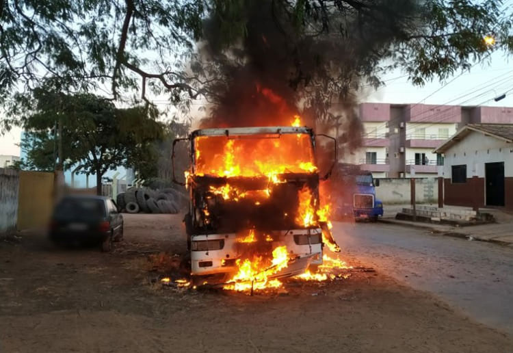 Carreta com combustíveis inflamáveis pega fogo no oeste da Bahia