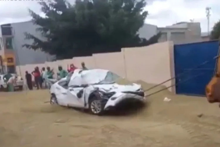 Caminhão com ração tomba e destrói carro de diretor de escola em Castro Alves