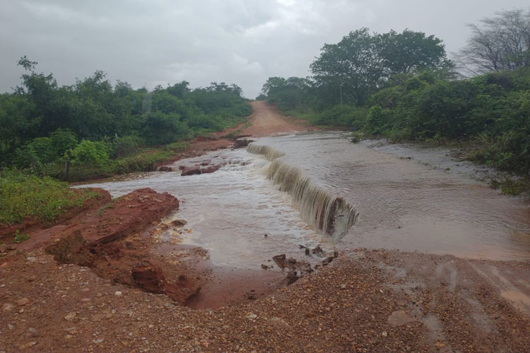 Com acumulado de 440 mm de chuva, população de Paramirim sofre com vias intransitáveis