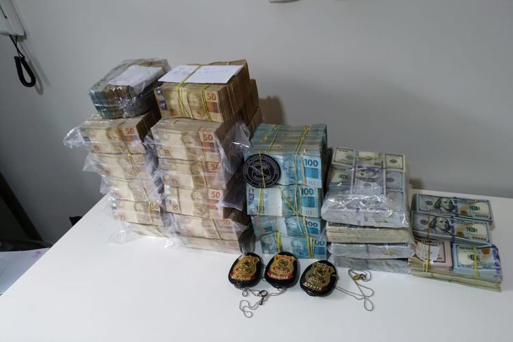 PF apreende R$ 2 milhões e US$ 730 mil ligados a facção criminosa