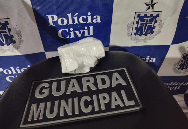 Itambé: Mulher é flagrada transportando cocaína em van clandestina