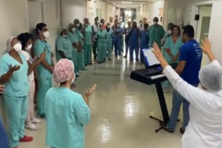 Coronavírus: Profissionais de saúde cantam 'Noites Traiçoeiras' em Feira de Santana