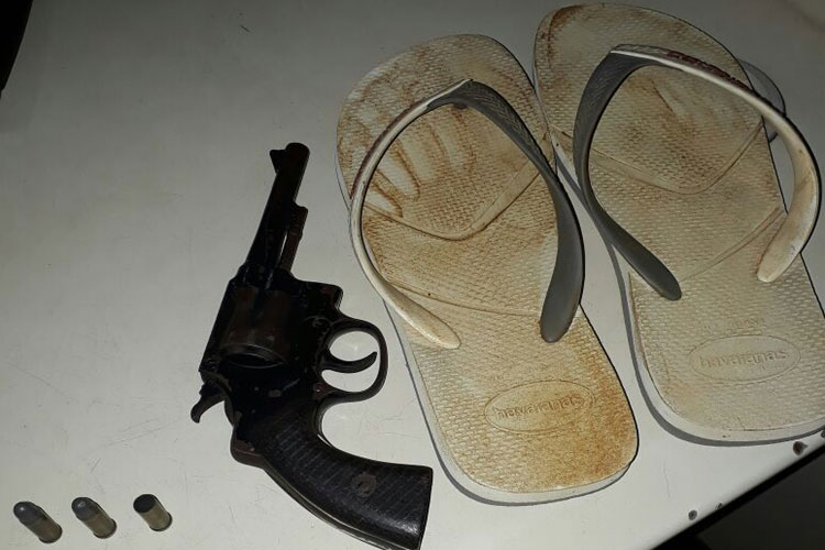 Bandidos lutam com comerciante e abandona arma de fogo durante assalto em Ituaçu