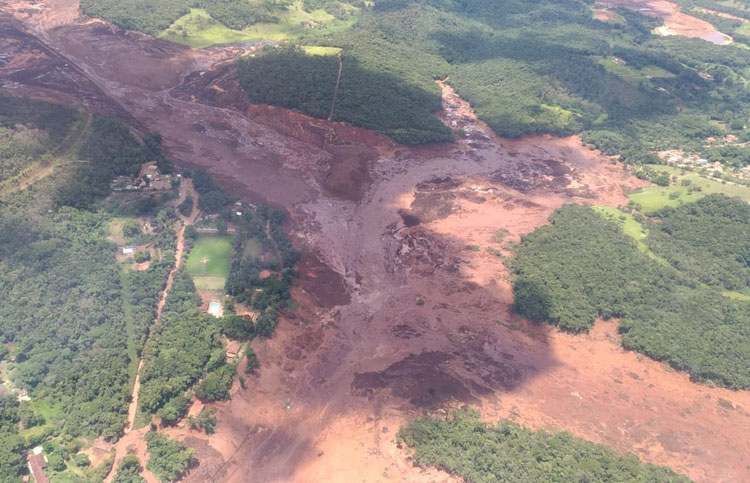 Lama de barragem da Vale invade Brumadinho, em Minas Gerais