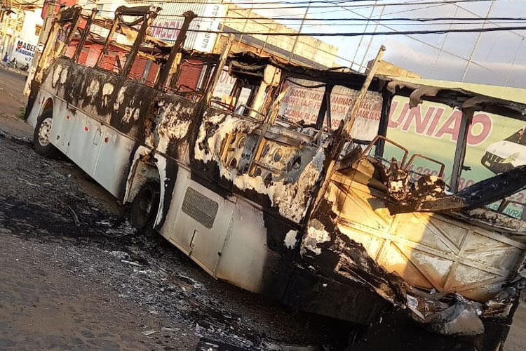 Ônibus de igreja evangélica é incendiado próximo à sede da 34ª CIPM em Brumado