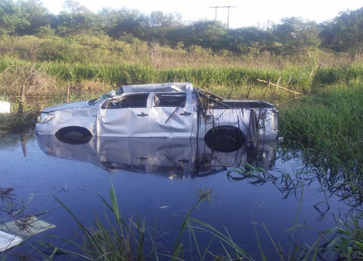 Serrinha: Coronel da PM morre em acidente na BR-116; veículo capotou e parou em lago