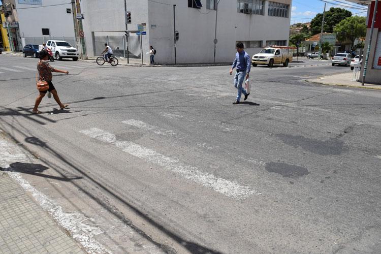 Sem focal e sem faixa para pedestres, semáforos de Brumado funcionam de forma irregular