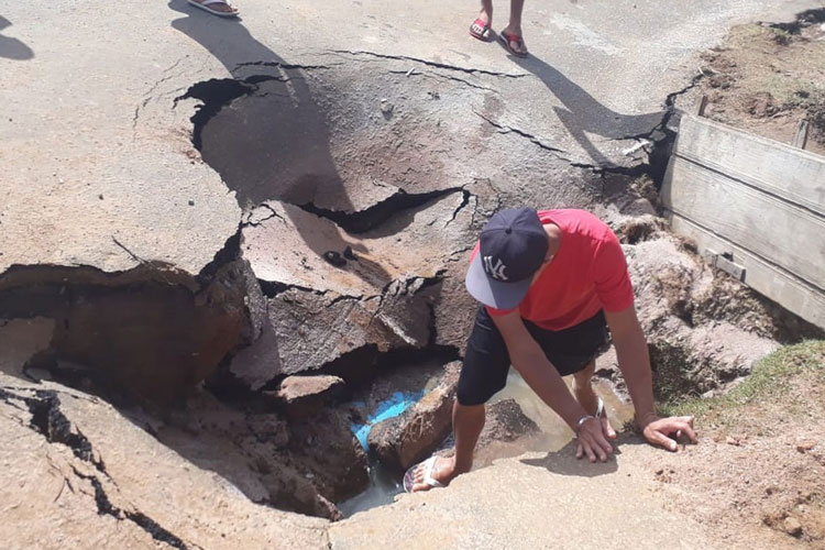 Tubulação rompe, água invade casas e cratera se forma em Vitória da Conquista