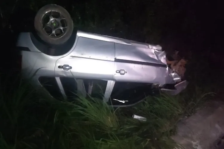 Motorista de carreta foge após acidente com veículo de passeio na BR-430 em Igaporã