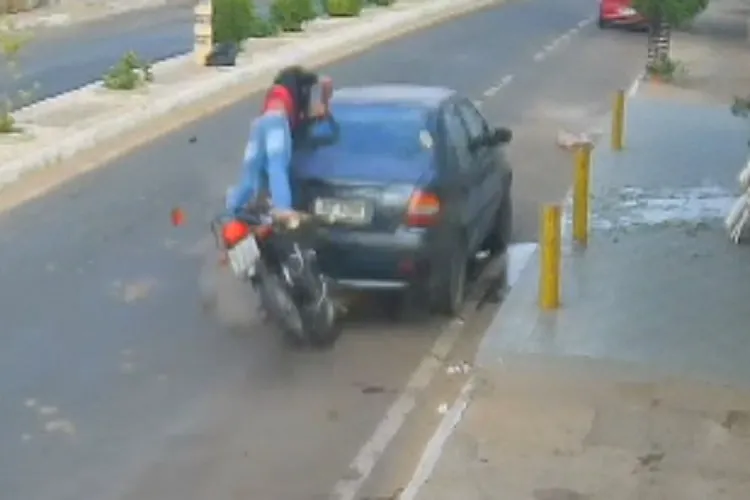 Vídeo mostra motociclista colidindo em veículo parado na cidade de Guanambi