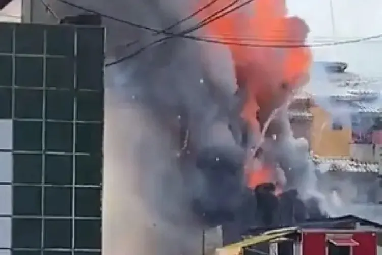 Barraca de fogos pega fogo no centro de Simões Filho
