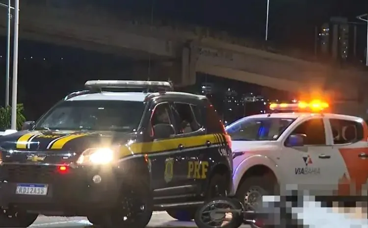 Mulher morre após cair de motocicleta e ser atropelada por caminhão na BR-324 em Salvador