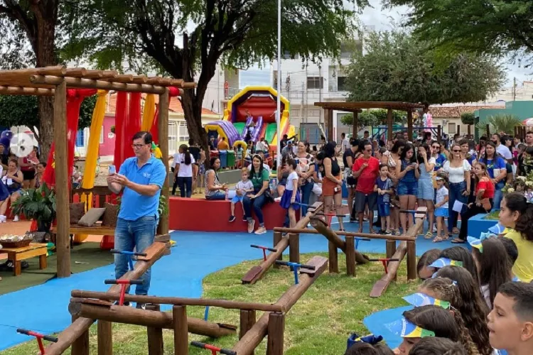 Em meio à crise, prefeito consegue entregar praça infantil em Dom Basílio