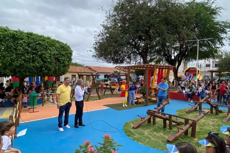 Em meio à crise, prefeito consegue entregar praça infantil em Dom Basílio