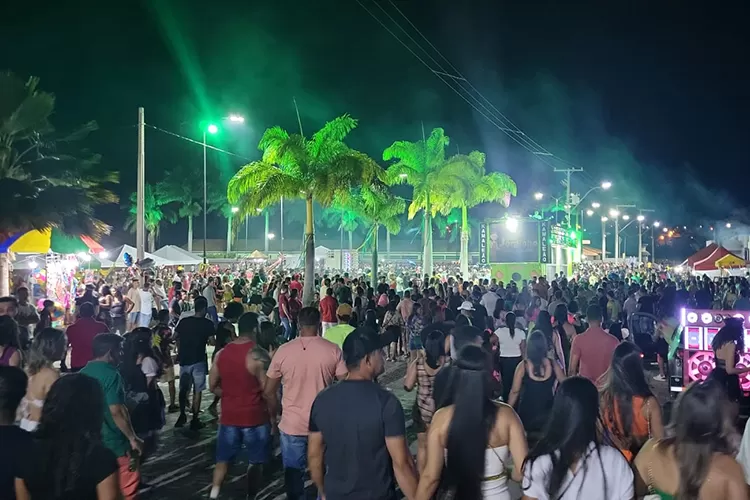 Multidão participa da terceira edição do Carnaval das Antigas em Igaporã