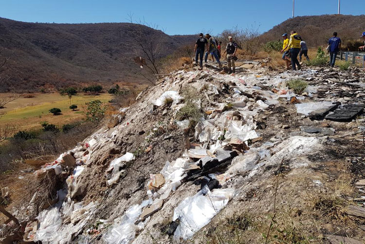 Duas pessoas morrem em acidente com caminhão carregado com canos em Guanambi