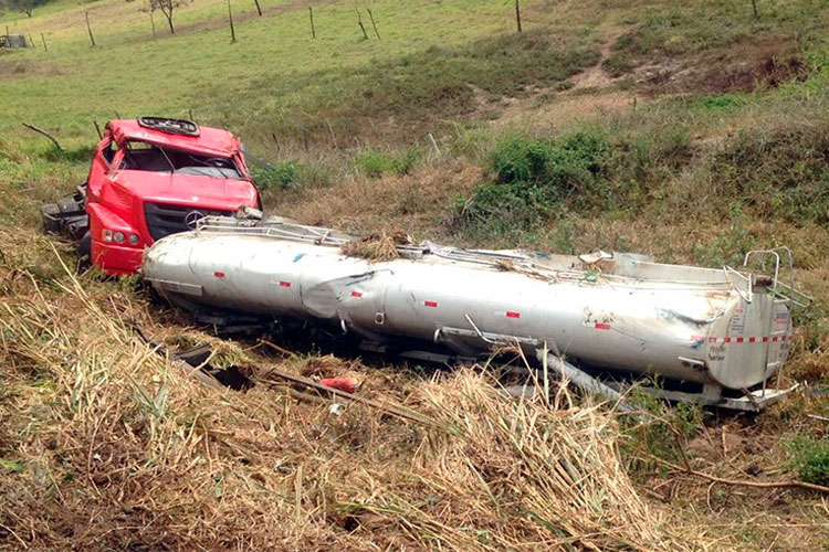 Motorista brumadense desvia de caminhão e cai em ribanceira próximo à Jequié