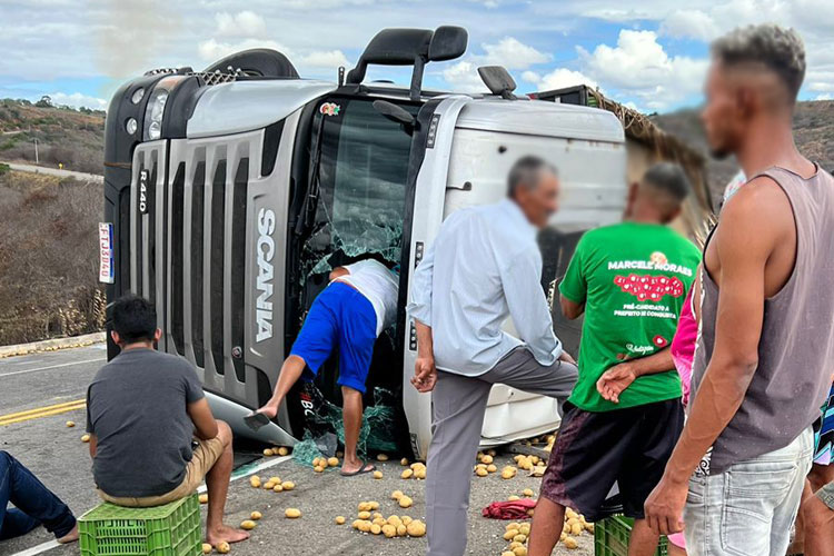 Caminhão carregado com batata tomba na BA-262 entre Anagé e Vitória da Conquista