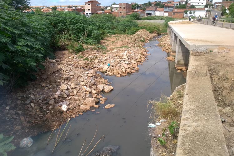 Brumado: Moradores do Dr. Juracy cobram desassoreamento do Rio do Antônio para passagem do esgoto