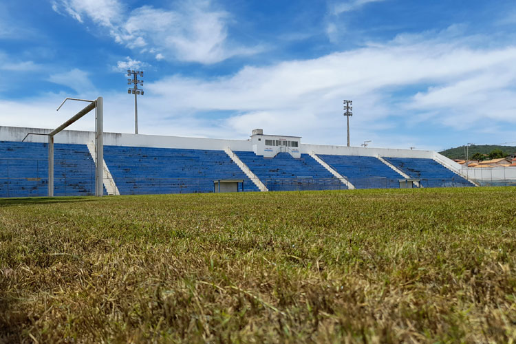 Amistoso entre Brumado e Conquista marca inauguração da nova iluminação no Estádio Gilberto Cardoso