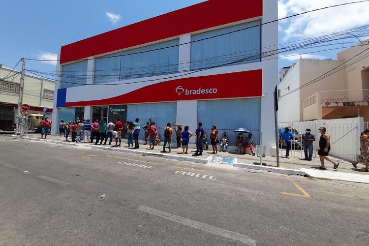 Brumado: Cliente reclama de lentidão na fila para atendimento a idosos no Bradesco