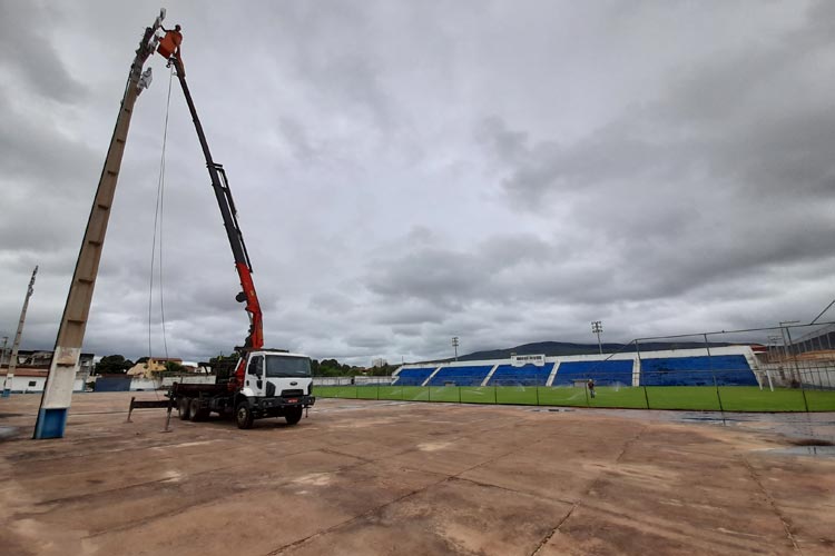 Estádio Gilbertão recebe melhorias na iluminação visando retorno do campeonato brumadense