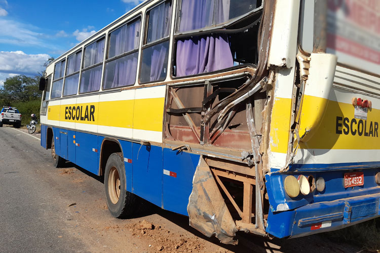 Pneu de ônibus escolar estoura e provoca acidente com carreta na BR-030 em Brumado
