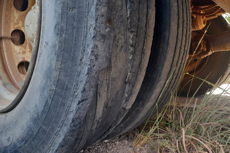 Pneu de ônibus escolar estoura e provoca acidente com carreta na BR-030 em Brumado