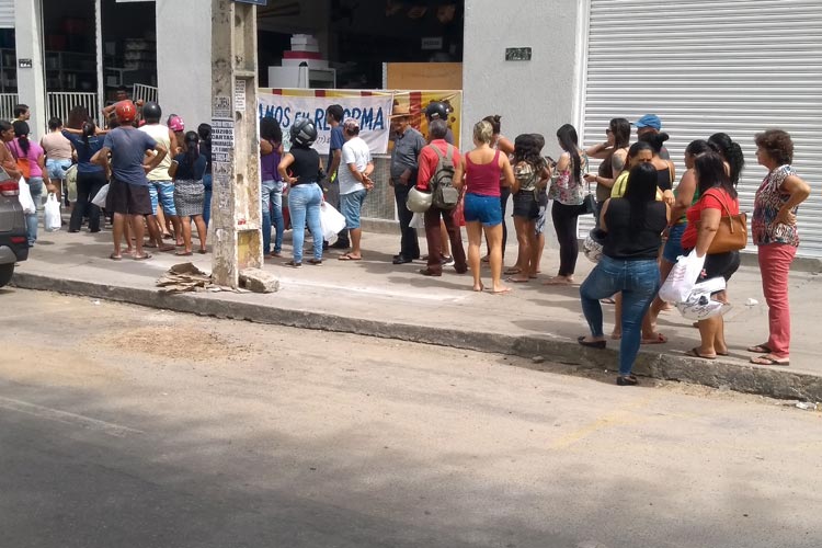 Populares enfrentam fila para adquirir o álcool gel em Brumado