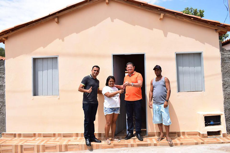 Moradora que teve casa destruída por incêndio recebe novo imóvel da prefeitura de Caculé