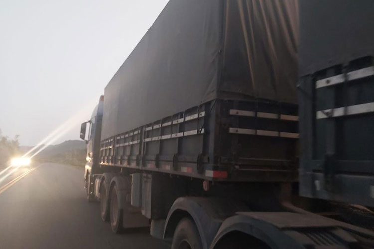 Caminhão bitrem carregado com 50 toneladas de soja é apreendido em Rafael Jambeiro