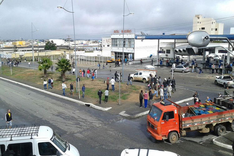 Caminhão desgovernado atinge carros no trânsito e mata mulher em Vitória da Conquista