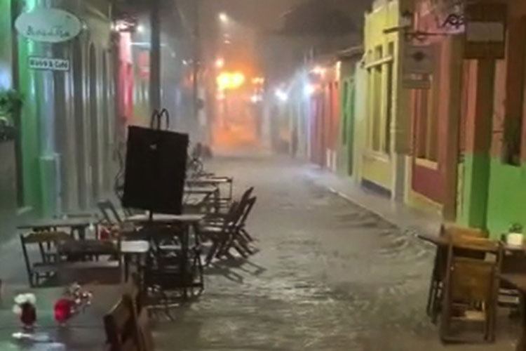 Chuva alaga ruas de Lençóis, na Chapada Diamantina