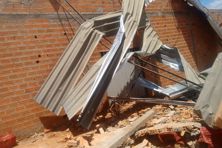 Chuva acompanhada de fortes ventos causa estragos na cidade de Dom Basílio