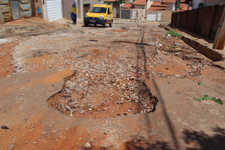 Carteiros encontram dificuldades na entrega de encomendas por causa de ruas esburacadas em Brumado