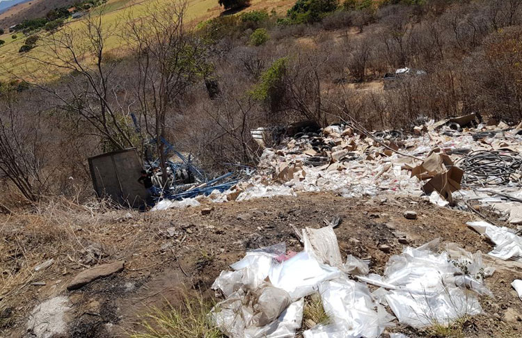 Duas pessoas morrem em acidente com caminhão carregado com canos em Guanambi