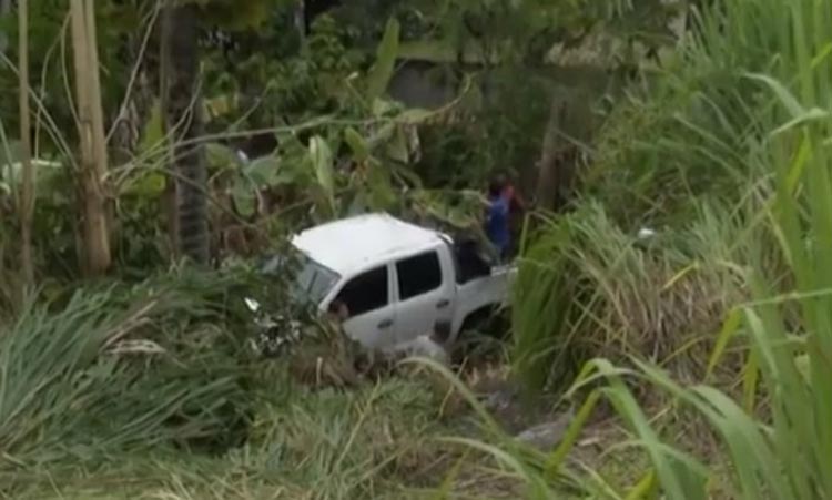 Cinco pessoas ficam feridas após carro cair em ribanceira na BR-415 no sul da Bahia