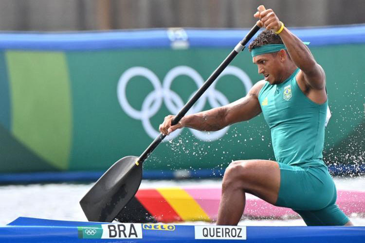 Baiano Isaquias Queiroz vence C1 1.000m da canoagem velocidade e leva medalha de ouro