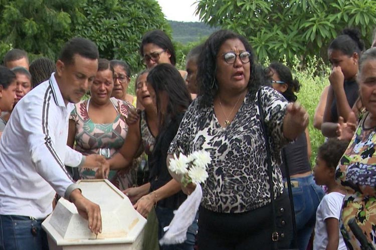 Barreiras: Criança morta a tiros em frente a bar é enterrada