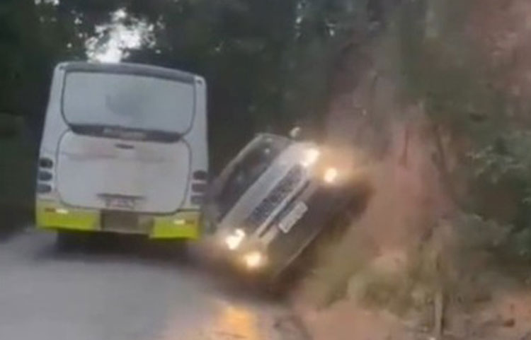 Porto Seguro: Carro tomba após motorista deixar veículo inclinado entre ônibus e barranco