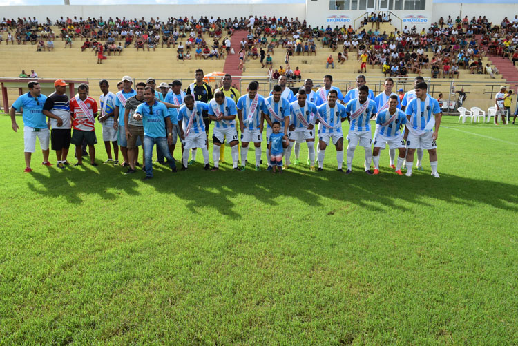 Umburanas recebe faixa de bicampeão brumadense em amistoso contra o Conquista