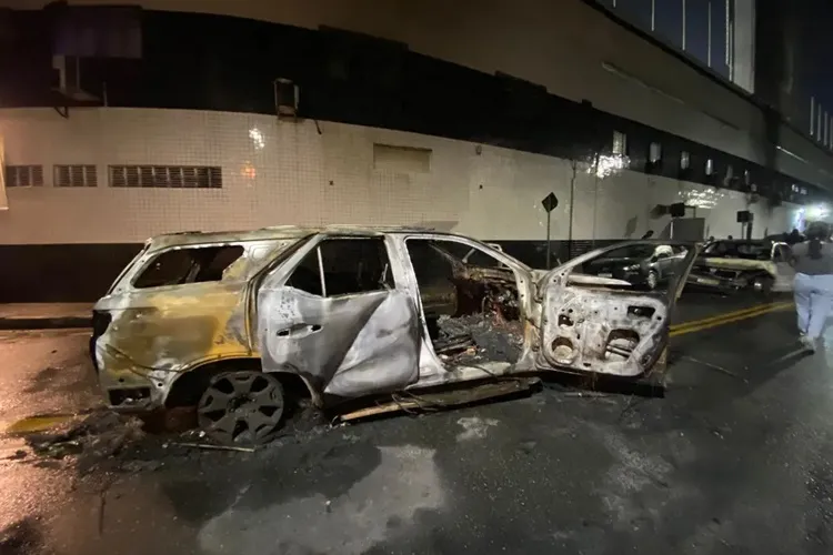 Carro do atacante Mendoza, do Santos, é incendiado na Vila Belmiro